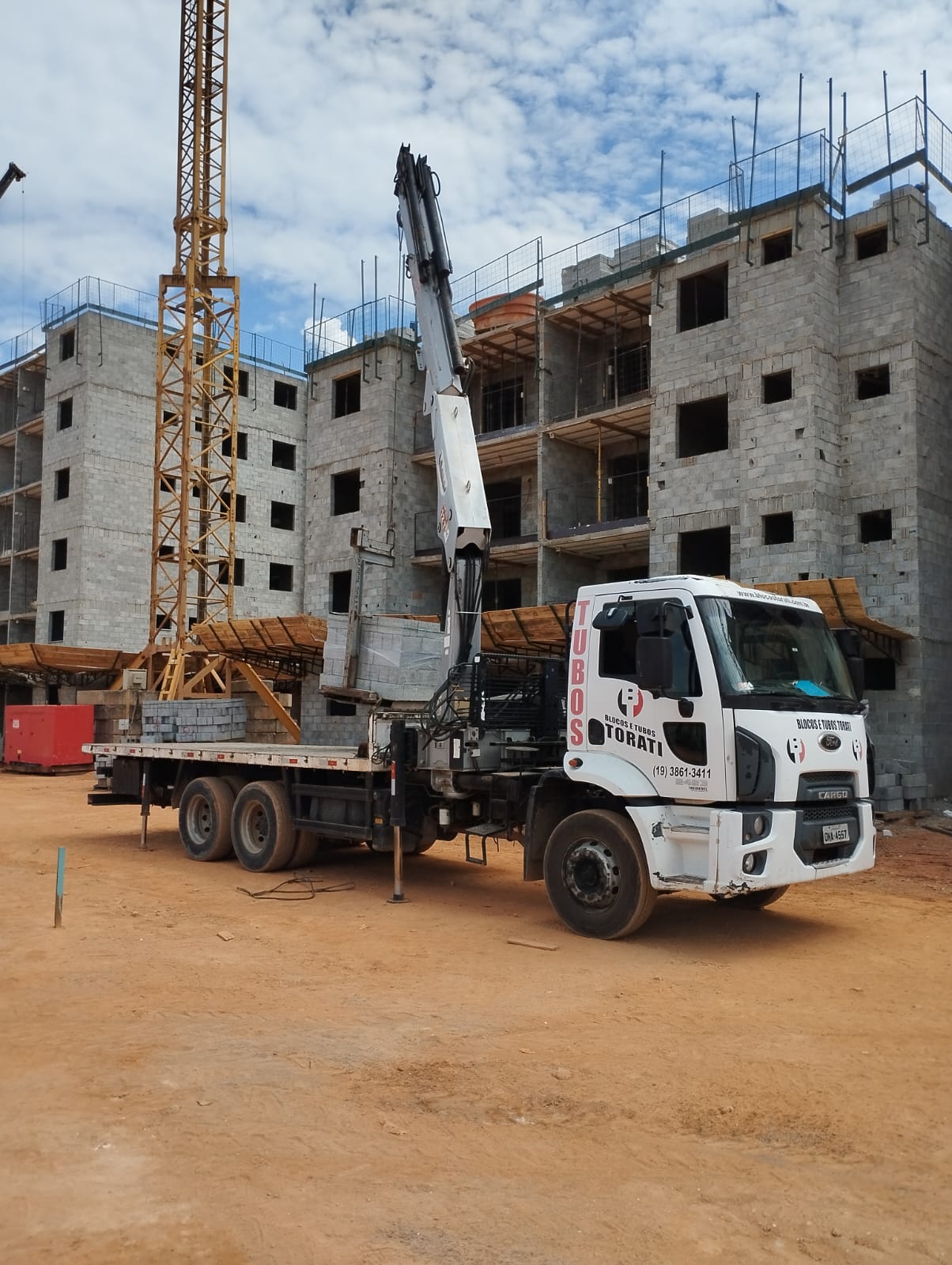 Caminhão Torati em obra de edifício