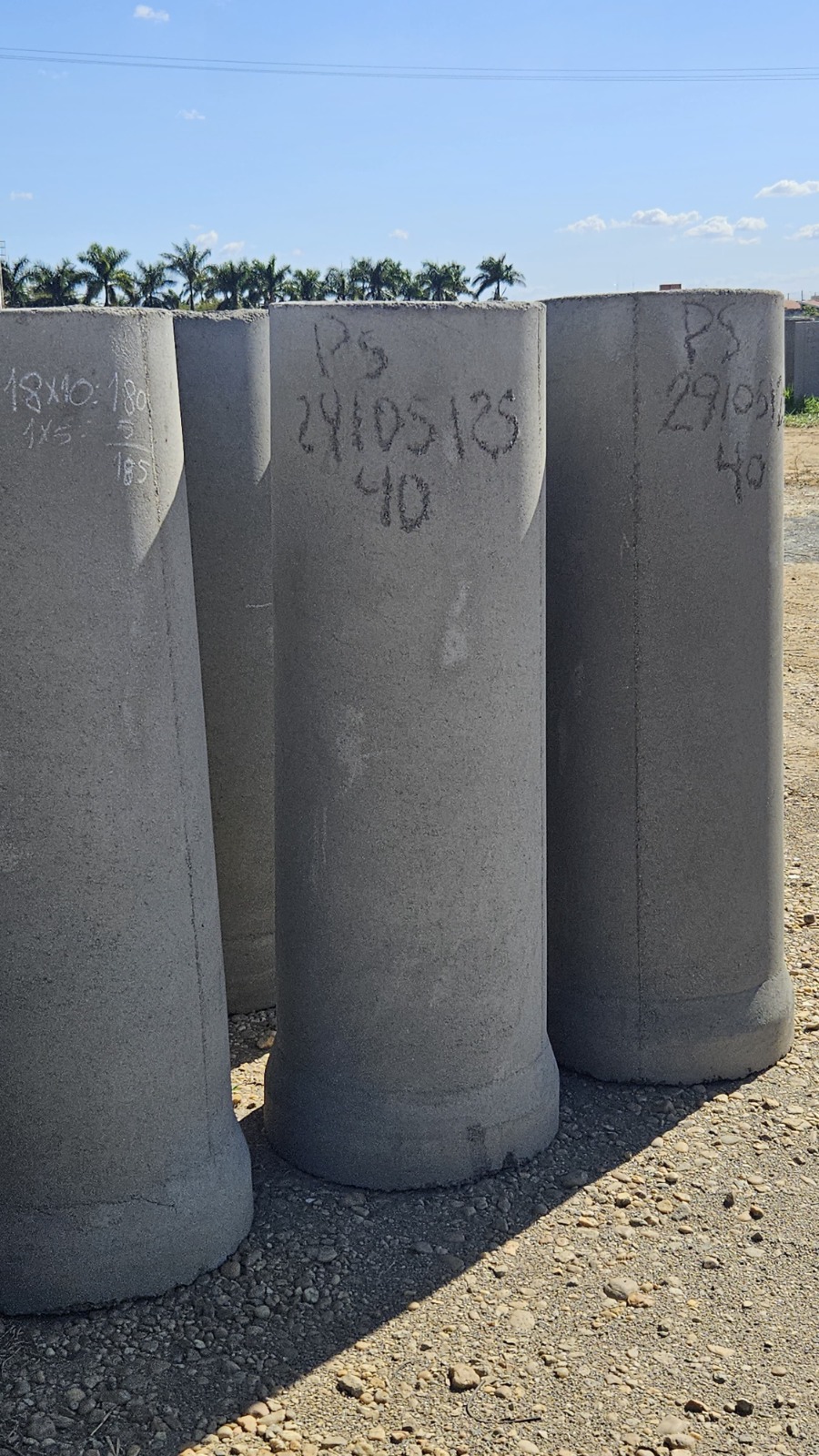 Tubos de concreto Torati no pátio da fábrica
