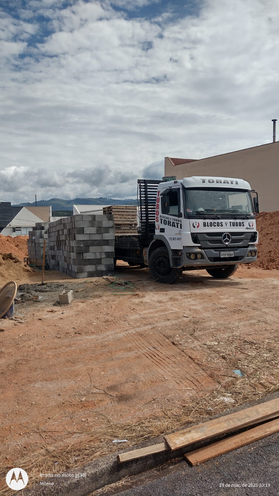 Entrega de blocos em obra